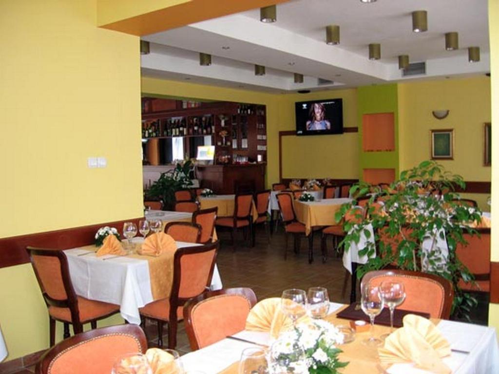 Hotel Vila Sunce Stara Pazova Buitenkant foto
