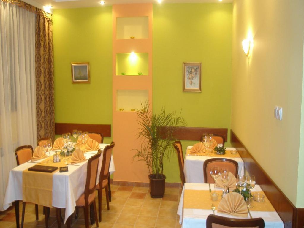 Hotel Vila Sunce Stara Pazova Buitenkant foto