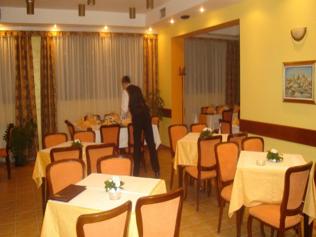 Hotel Vila Sunce Stara Pazova Buitenkant foto